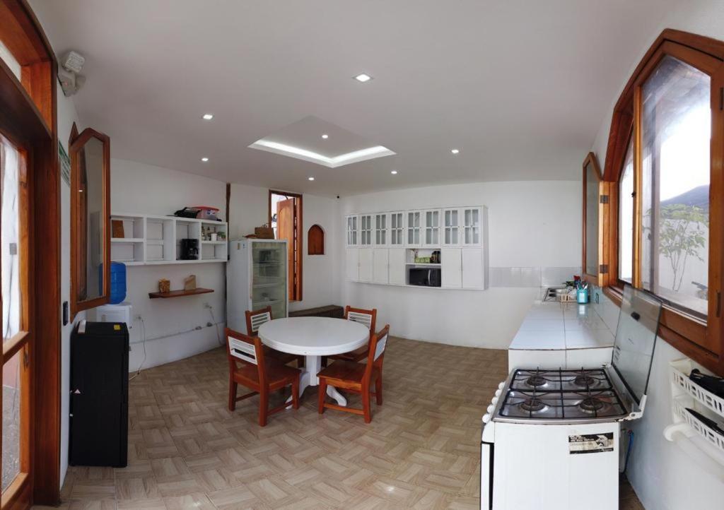 Hostal White House Galapagos Puerto Ayora  Zewnętrze zdjęcie