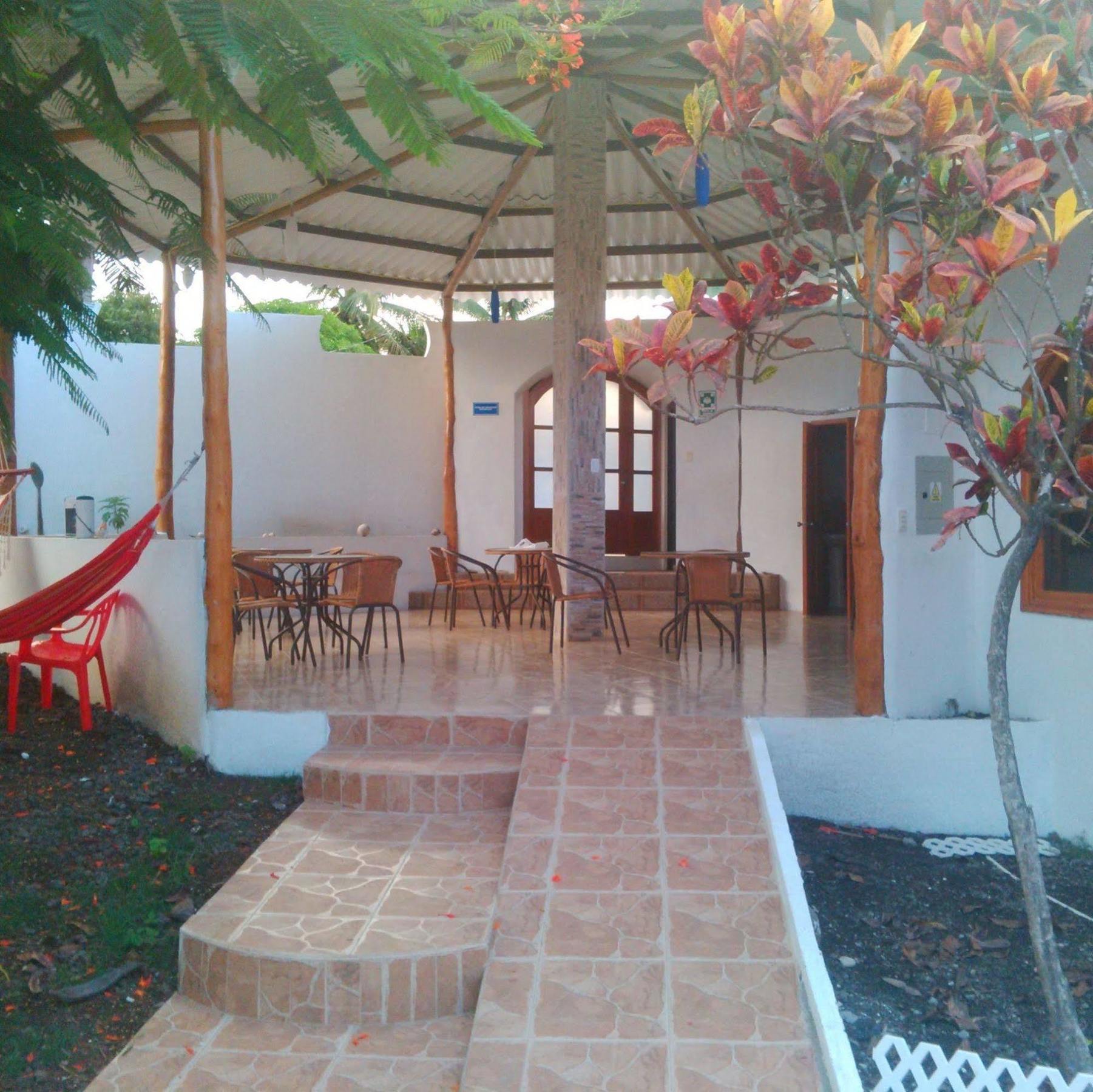 Hostal White House Galapagos Puerto Ayora  Zewnętrze zdjęcie