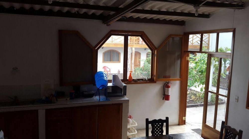 Hostal White House Galapagos Puerto Ayora  Zewnętrze zdjęcie